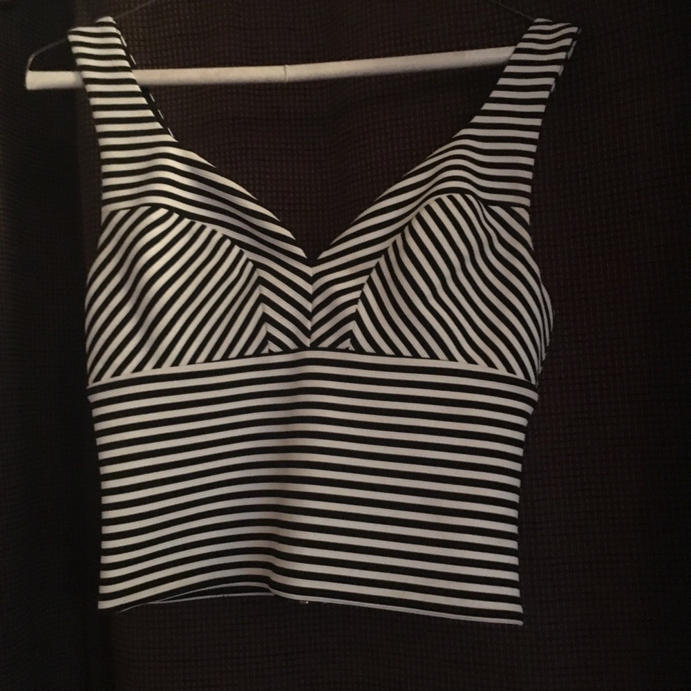 Guess Midriff Top